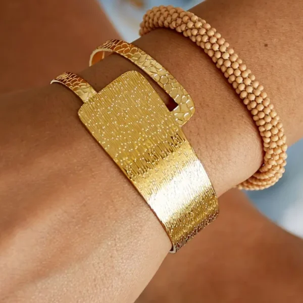 Grote gestructueerde vintage armband, stainless steel, 2,7 cm breed, goud kleurig,